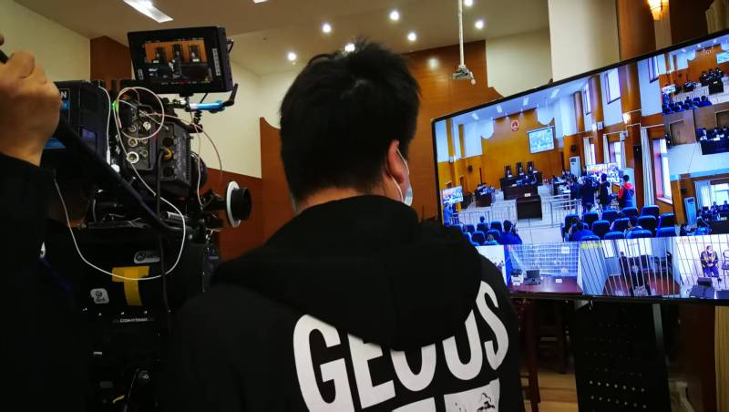 AI生成VS人工创意——威宁广告片拍摄公司的技术浪漫主义实践